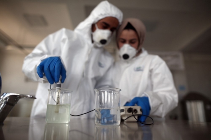 Bu Öğrenciler Tatile Rağmen Gece Gündüz Okulda