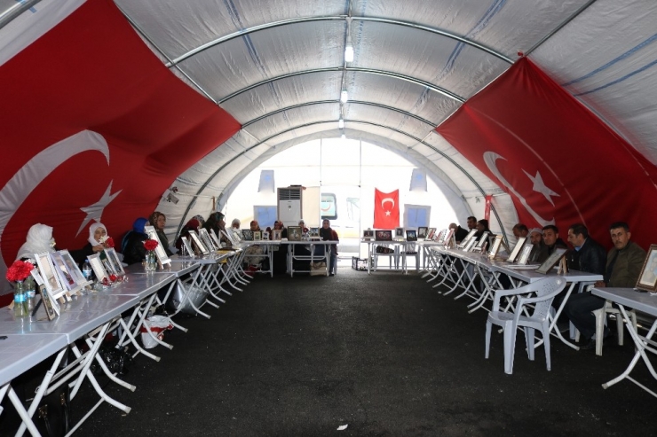 Hdp Önündeki Ailelerin Evlat Nöbeti 199’uncu Gününde