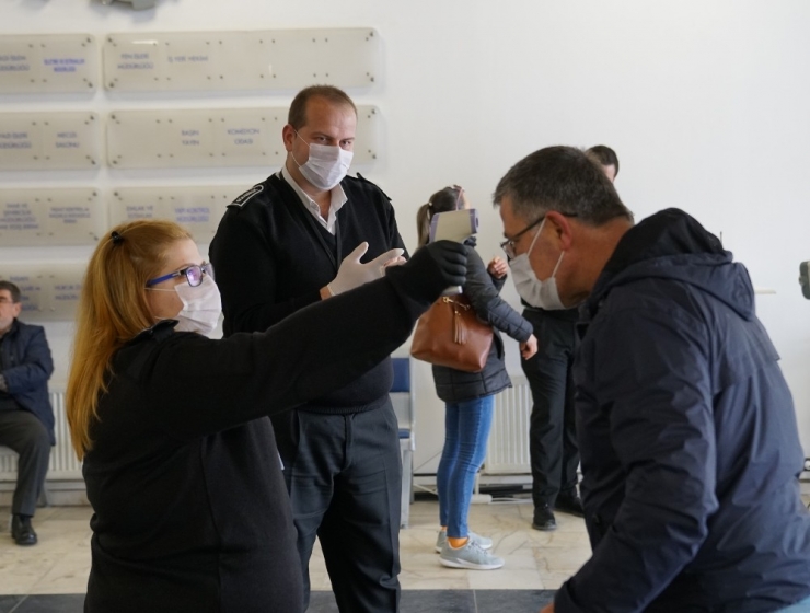 Belediyeye Gelen Herkesin Ateşi Ölçülüyor