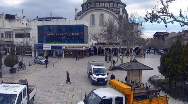 Yaşlılar Korona Virüsüne Aldırış Etmeyince Banklar Söküldü