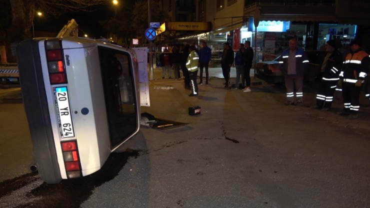 Ağaca Çarpan Otomobil Yan Yattı, Sürücüsü İse Yaralı Halde Kaçtı