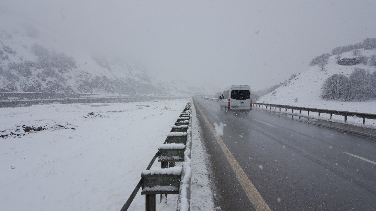 Doğuda Tipi Köy Yollarını Ulaşıma Kapattı