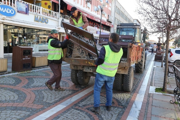 Yaşlılar ’Korona Virüsü’ne Aldırış Etmeyince Banklar Kaldırıldı