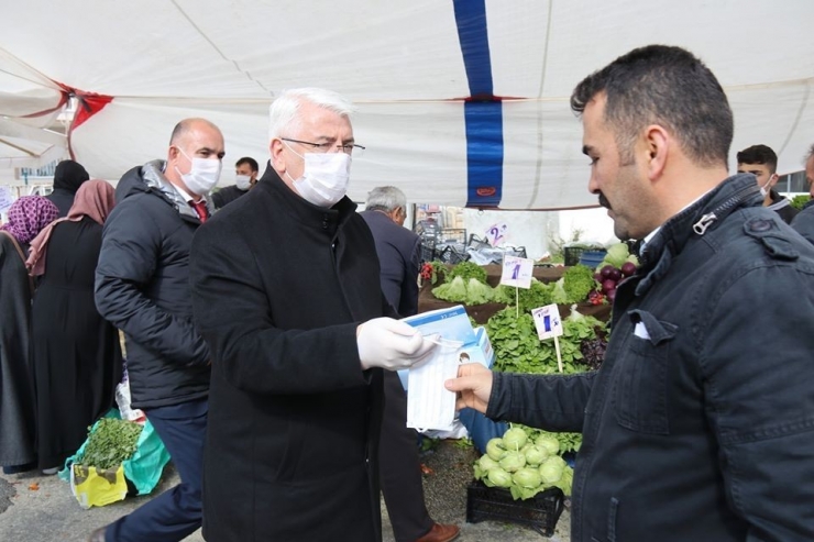 Belediye Başkanı Vatandaşa Maske, Eldiven Ve Dezenfektan Dağıttı