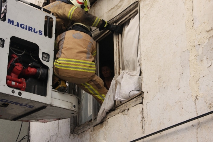 Fatih’te Evin Tavanı Çöktü, 1 Kişi Kurtarıldı
