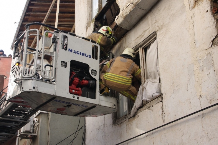 Fatih’te Evin Tavanı Çöktü, 1 Kişi Kurtarıldı