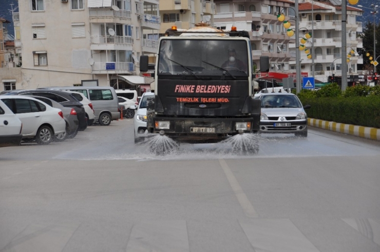 Finike’de Bulvar Ve Ana Caddeler Temizlendi