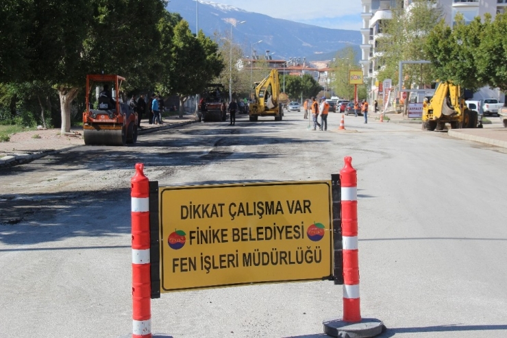 Finike’nin Bozulan Yollarında Onarım Çalışması Başladı