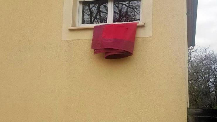 Fransa’da Koronaya Karşı Kırmızı Bez Dayanışması