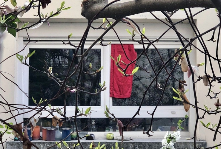 Fransa’da Koronaya Karşı Kırmızı Bez Dayanışması