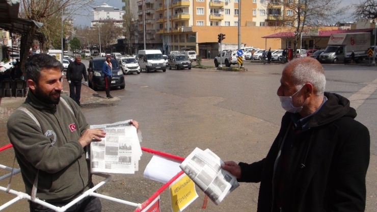 Virüsten Korunmak İçin 1,5 Metrelik Su Borusu İle Dolaşıyor