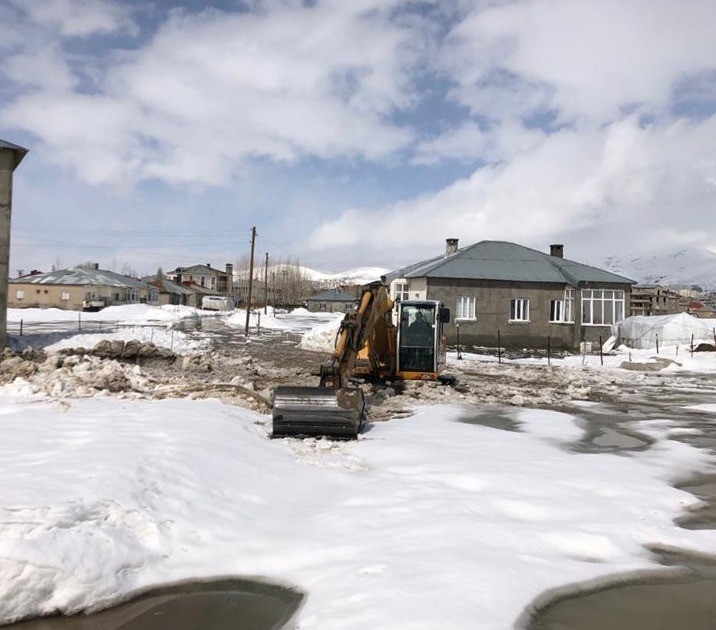 Yüksekova Belediyesinden Kanal Açma Çalışması