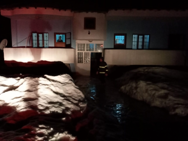 Yüksekova’da Birçok Ev Sular Altında Kaldı