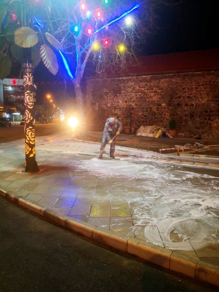 Isparta’da Dezenfekte Ekipleri Gece Gündüz Çalışıyor