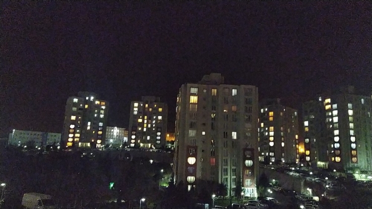 İstanbullular Balkona Ve Camlara Çıkarak Sağlık Çalışanlarını Alkışladı