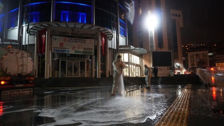 Gece Saatlerinde Sokakları Köpükleyerek Yıkadılar