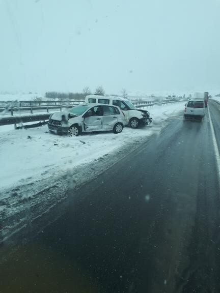 Kar Yağışı Tırları Yolda Bıraktı