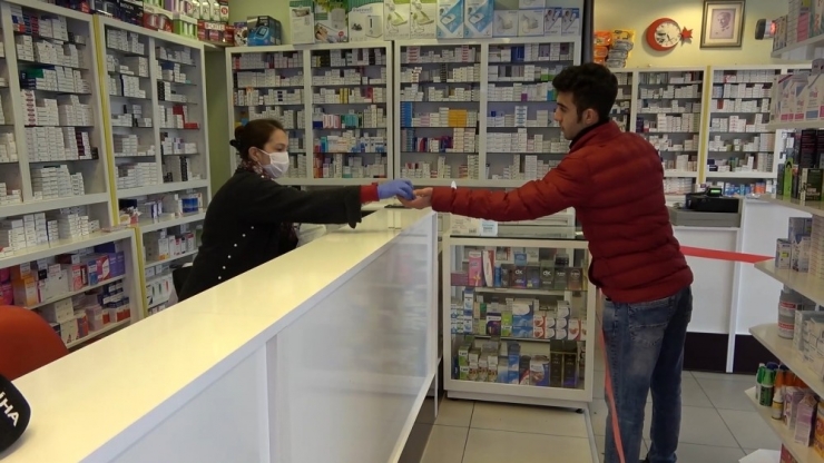 Eczaneden Korona Virüsü Tehdidine Karşı ’1 Metre Kuralı’