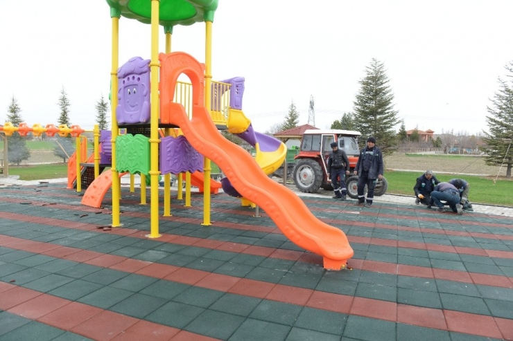 Çorum’da Belediye Parkları Bahara Hazırlıyor