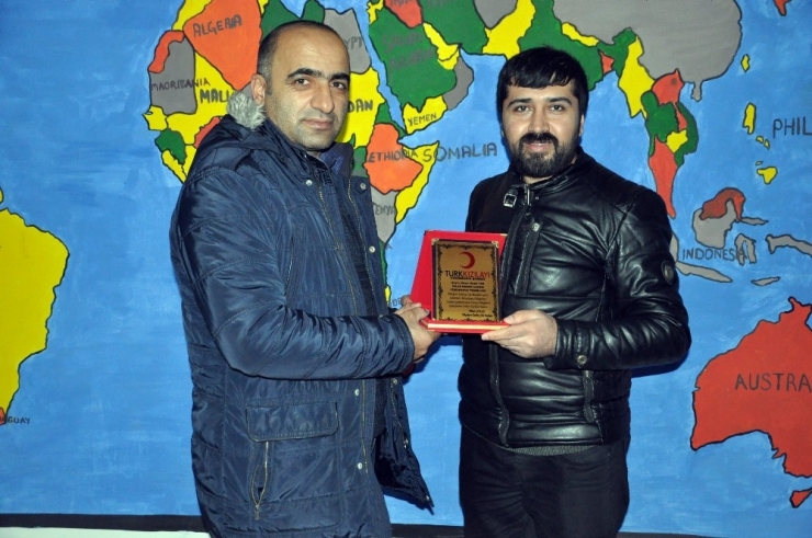 Kızılaydan İha Muhabiri Tek’e Plaket