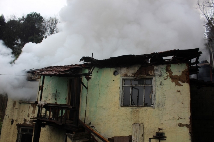 Isınmak İçin Yaktığı Ateş Metruk Binayı Küle Çevirdi