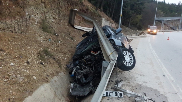 Kontrolden Çıkan Otomobil Bariyerlere Vurarak Durabildi