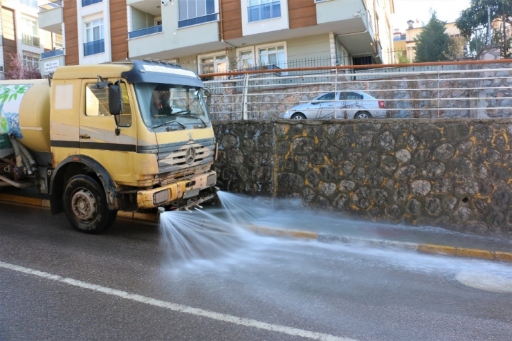 Körfez’de Caddeler Yıkanıyor