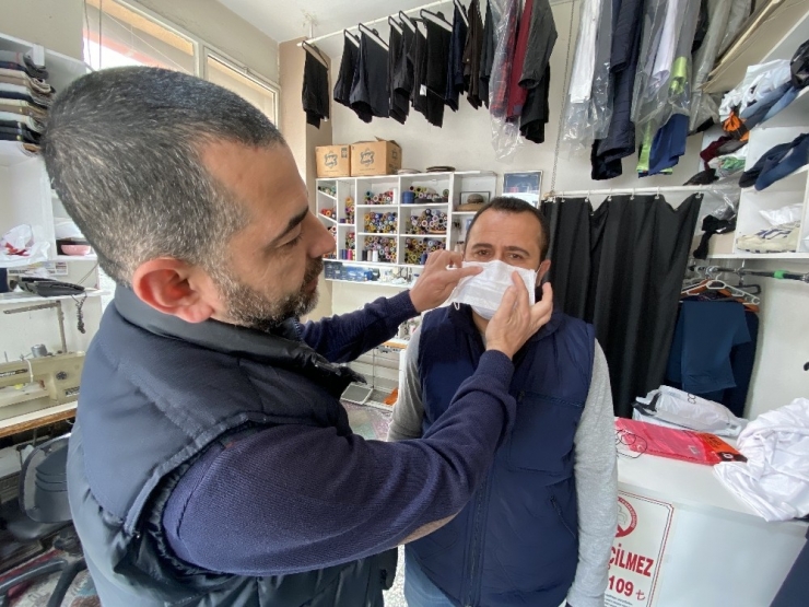 Modaya Uygun Rengarenk Yıkanabilir Maskeler Üretiyor