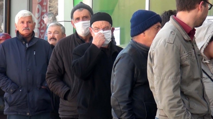 Kütahyalılar Korona Virüs Tedbirlerine Uyuyor