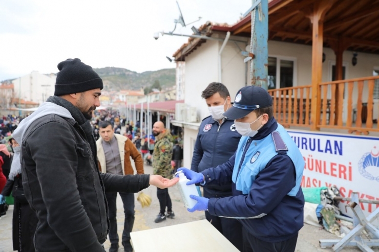 Zabıtadan Vatandaşlara Dezenfektan Jel