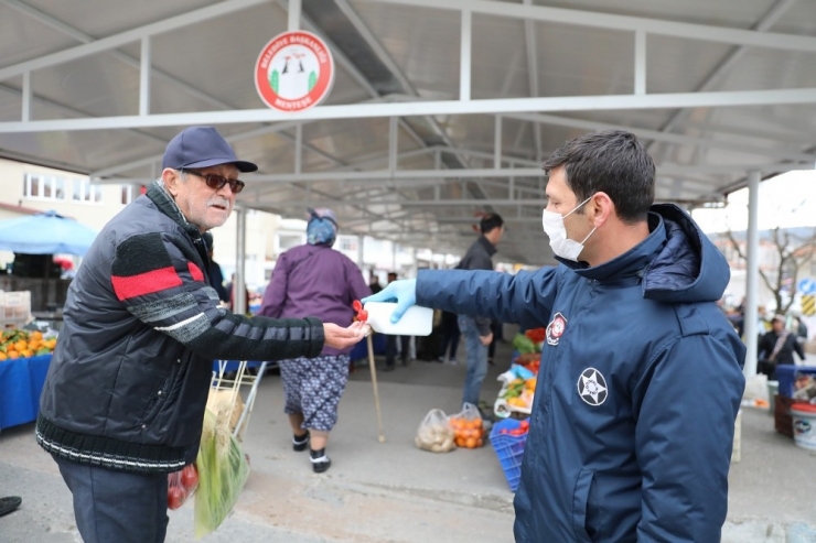 Zabıtadan Vatandaşlara Dezenfektan Jel