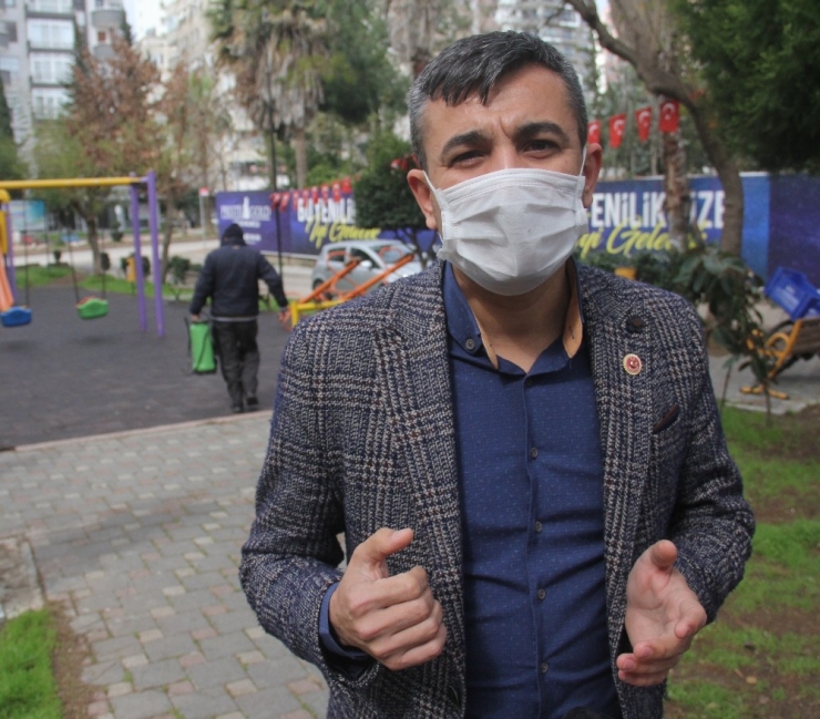 Muhtar Mahallesini Dezenfekte Ediyor