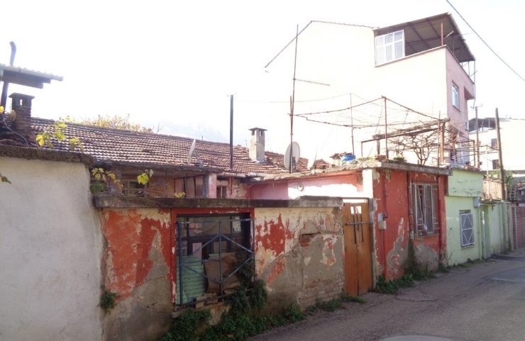 Pınarbaşı’nda Metruk Bina Yıkıldı