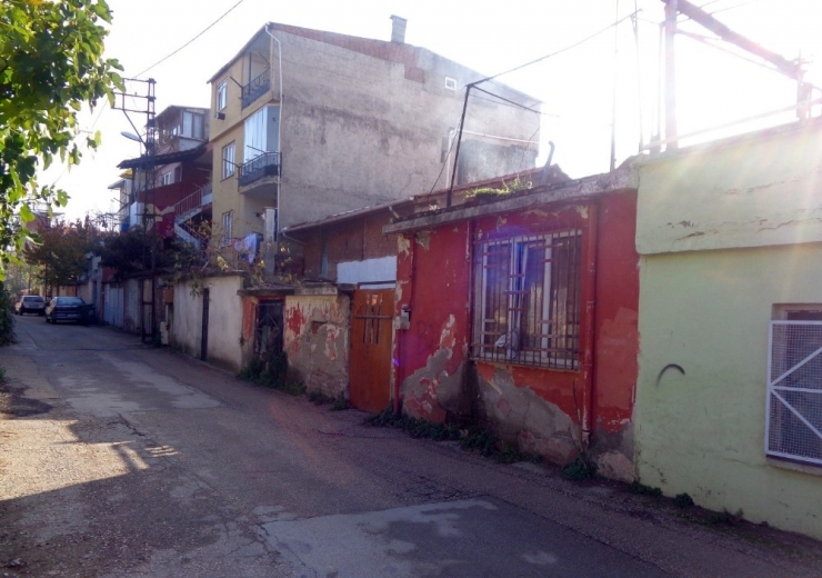 Pınarbaşı’nda Metruk Bina Yıkıldı