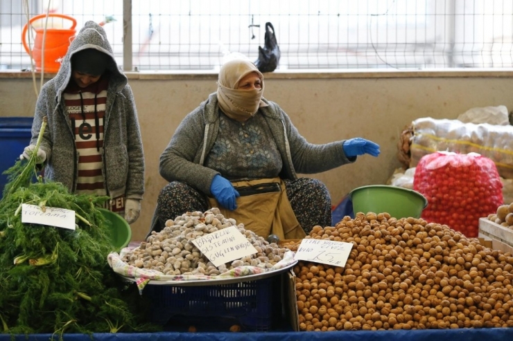 İzmir’deki Pazar Yerlerinde Korona Önlemi