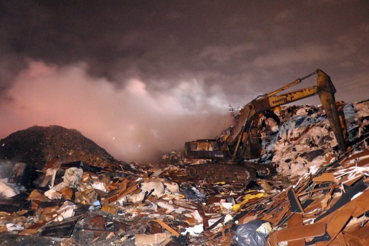 Birçok Kez Alevlere Teslim Olan Geri Dönüşüm Fabrikasında Tekrar Yangın Çıktı