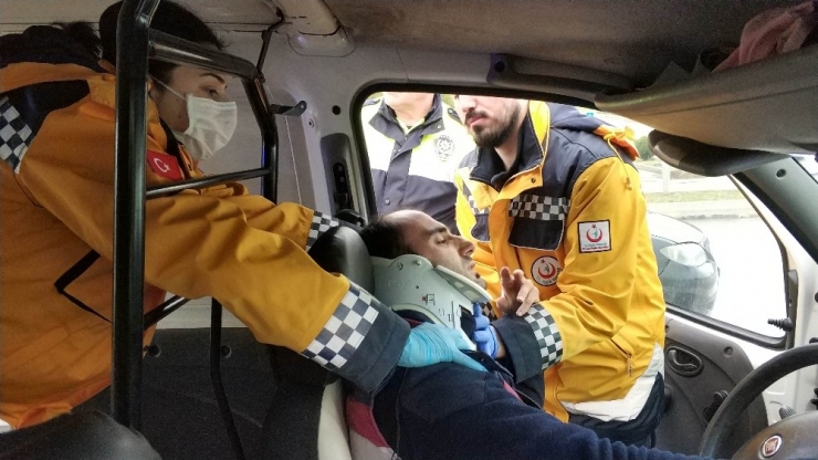 Kırmızı Işıkta Bekleyen Araca Çarpan Sürücü Ölümden Döndü