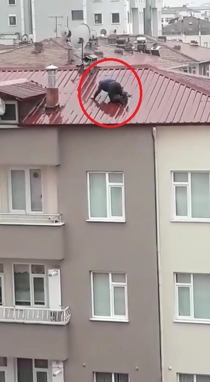 Çatıda Yürekleri Ağza Getiren An