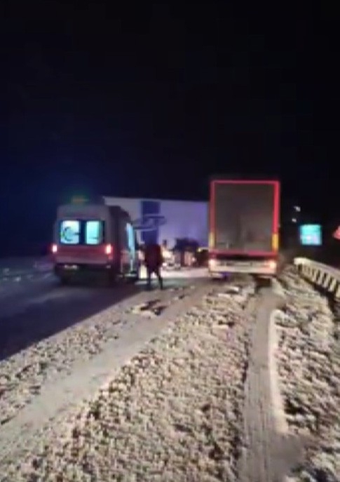 Karda Kayan Tırlar Birbirine Girdi, Trafik Felç Oldu