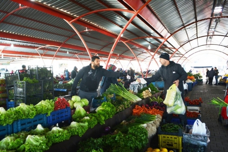 Ayvalık’ta Pazarcı Esnafından “Eldivenli’ Koronavirüs Tedbiri