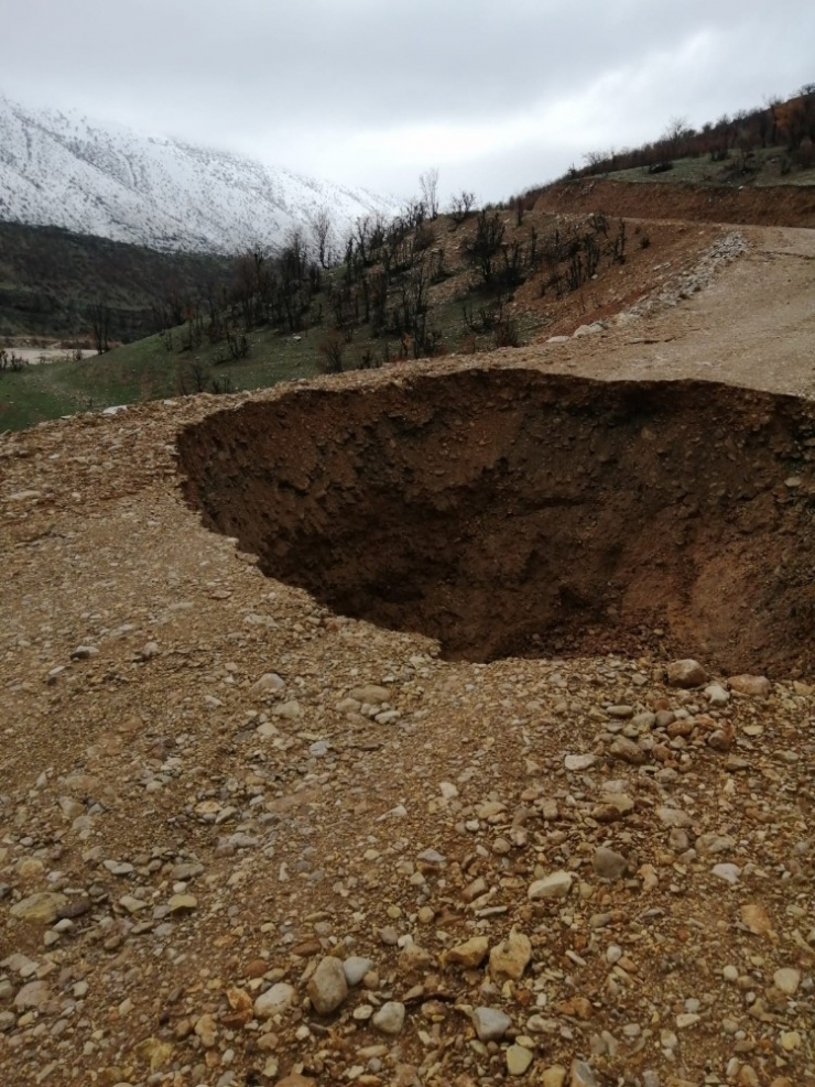 Siirt’te Aşırı Yağışlar Heyelana Neden Oldu, İşçiler Ve Araçlar Yolda Mahsur Kaldı