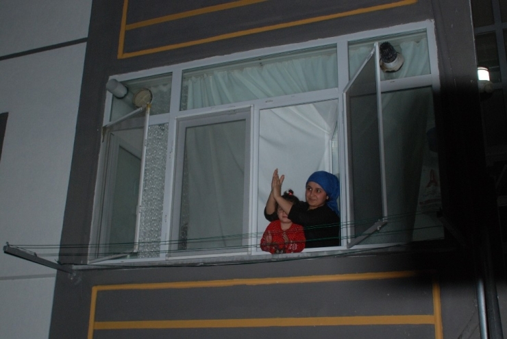 Tokatlılar Sağlıkçılar İçin Camlara Döküldü