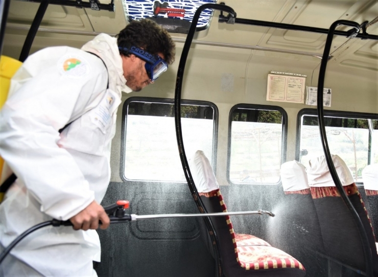 Toroslar Belediyesi Yolcu Minibüslerini Dezenfekte Ediyor