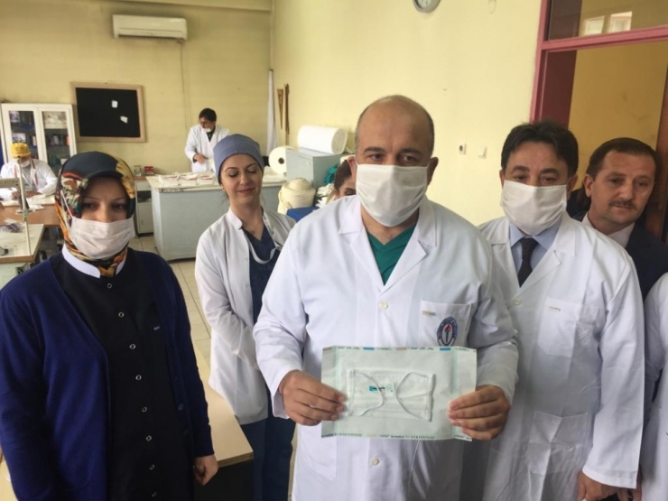 Kendi Kullandıkları Maskeleri Kendileri Üretiyor