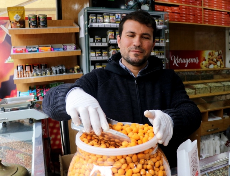 Adanalı Esnaf Maske, Eldiven Ve Boneyle Çalışıyor