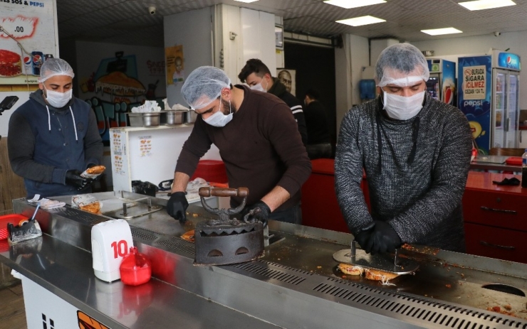 Adanalı Esnaf Maske, Eldiven Ve Boneyle Çalışıyor