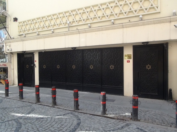 Korona Virüs Nedeniyle Kilise Ve Sinagoglar Kapandı