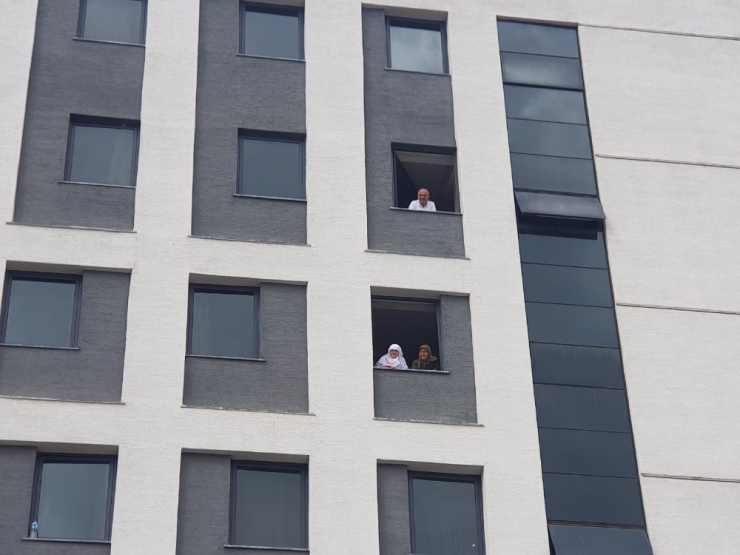 İzole Altındaki Yakınlarını Camdan Görmek İçin Kilometrelerce Yol Geldiler