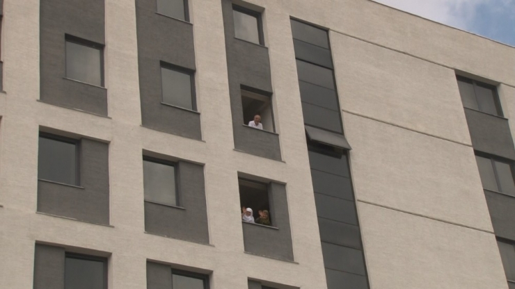 İzole Altındaki Yakınlarını Camdan Görmek İçin Kilometrelerce Yol Geldiler