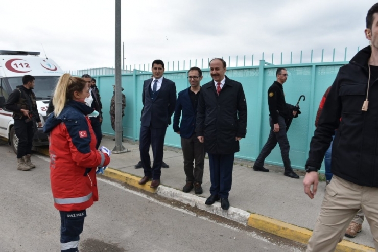 Vali Erin Telabyad’da Mesafeyi Koruyor